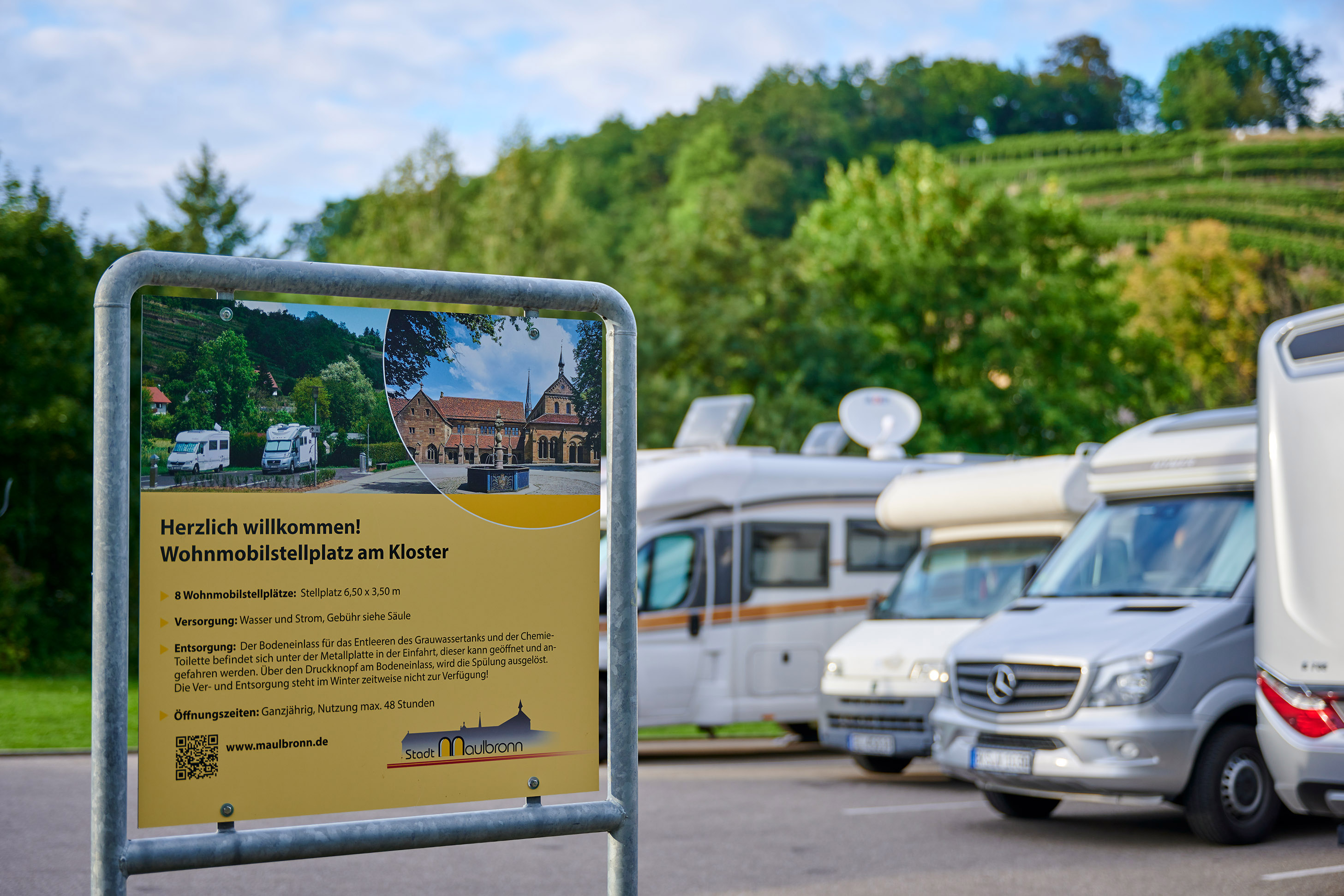 Infoschild am Wohnmobilstellplatz Kloster Maulbronn im Hintergrund Wohnmobile