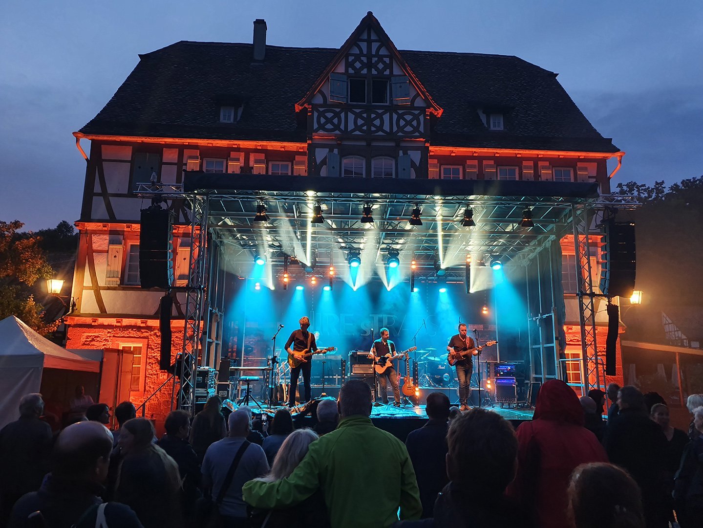 Live Musik auf Bühne im Klosterhof Maulbronn beim Klosterfestival 2022