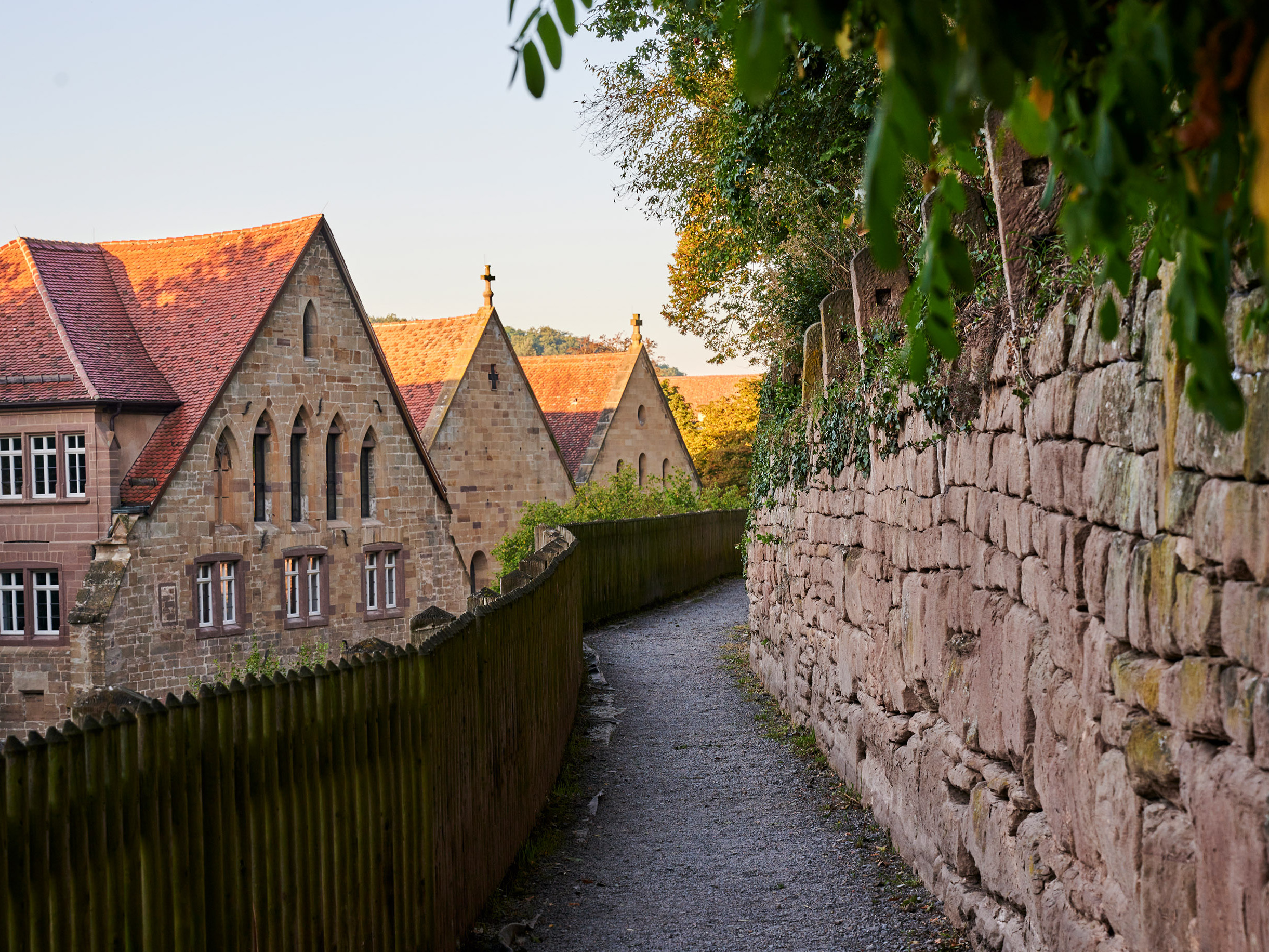 Blick vom Fußweg auf Gebäude des Klosters Maulbronn