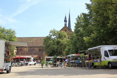 Wochenmarkt im Kloserhof Maulbronn im Hintergrund das Kloster