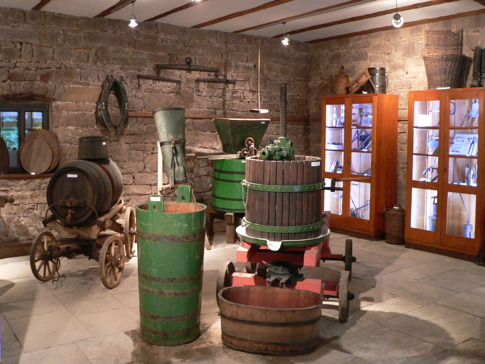 Ausstellung einer historischen Weinpresse im Museum