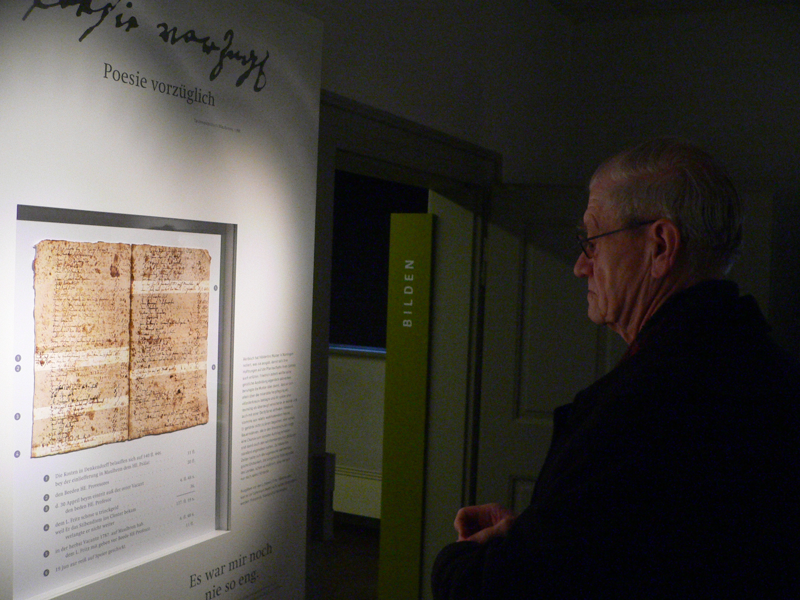 Ein Besucher betrachtet Informationen zu den Literaten der Klosterschule.