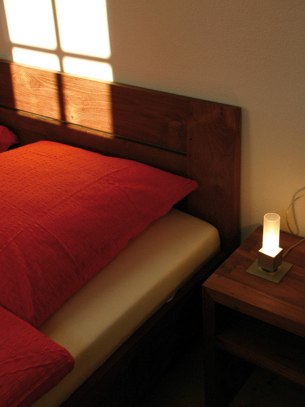 Hotel Garni StuttgART36 Zimmer Kissen auf Bett mit Nachttisch