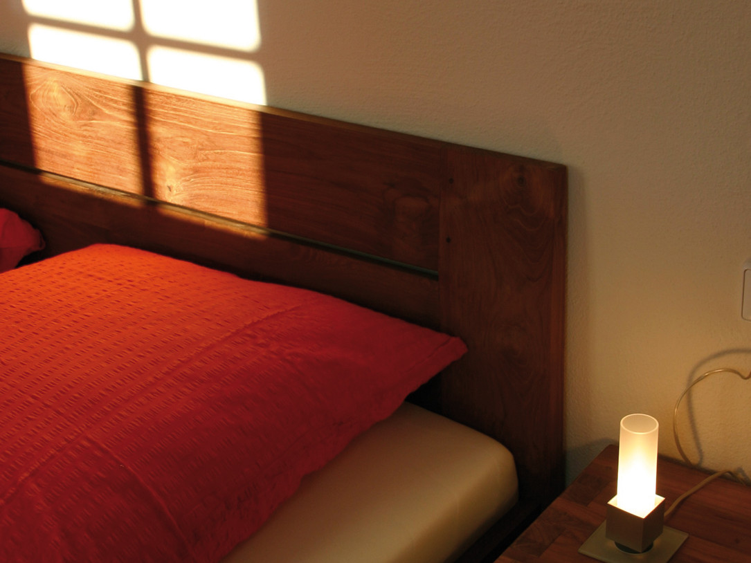 Hotel Garni StuttgART36 Zimmer Kissen auf Bett mit Nachttisch